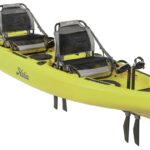 Kayak de pêche à propulsion homologué mer Hobie Mirage Compass Duo couleur vert seagrass vue de 3 quart homologué CE kayak double 2 places Tandem