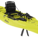 Kayak de pêche à propulsion homologué mer et CE Hobie Mirage Outback de couleur vert seagrass vue de 3/4