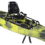 Kayak de pêche à propulsion homologué mer et CE Hobie Mirage ProAngler 12 360 de couleur camouflage vert amazone vue de 3/4