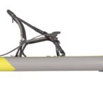 Kayak gonflable à propulsion qui ressemble à un paddle Hobie Mirage iTrek_9 de couleur gris et jaune vue de côté