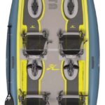 Kayak gonflable à propulsion qui ressemble à un paddle Hobie Mirage iTrek_Fiesta de couleur bleu et jaune 4 places pour la famille et les amis vue de dessus