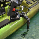 kit Support sonde externe Railblaza Kayak and Canoe Fishfinder And Transducer Mounts 02-4061 bras déporté pour installation de sonde sur le côté d'un kayak de pêche photo de montage